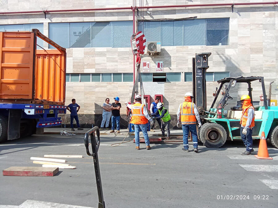 Descarga de Contenedor e Instalación de Máquinas Industriales – Wellco