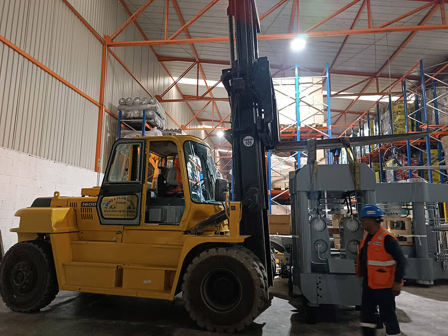 Descarga de Contenedor e Instalación de Máquinas Industriales – Wellco